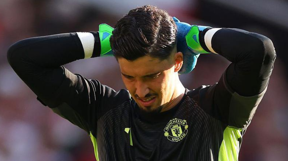 Blog Sepak Bola | Altay Bayindir memulai musim dengan blooper