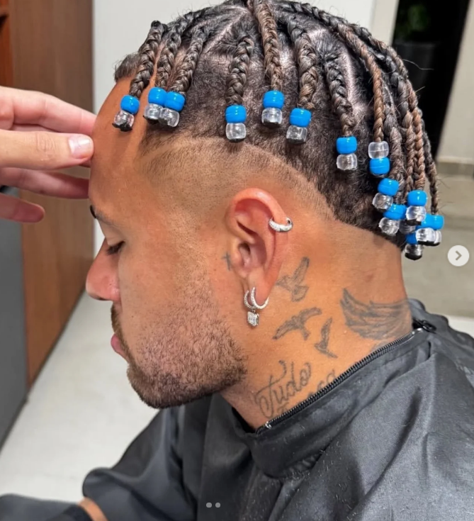 Blog Sepak Bola | Neymar memiliki tempat tidur biru di rambutnya