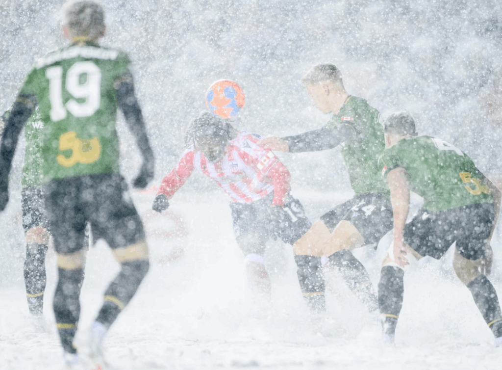 Blog Sepak Bola | Sepak bola di tengah badai salju